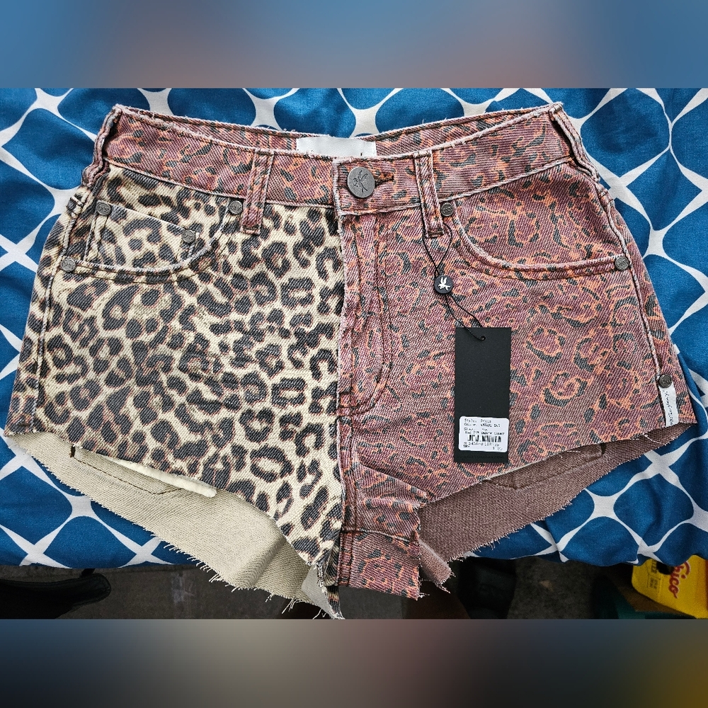 One teaspoon shorts size 25. Color Animal Saga. Sold as is.